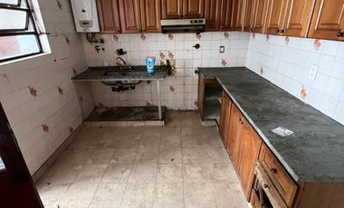CASA EN VENTA 4 AMBIENTES Y GARAGE SAN CRISTOBAL OPORTUNIDAD