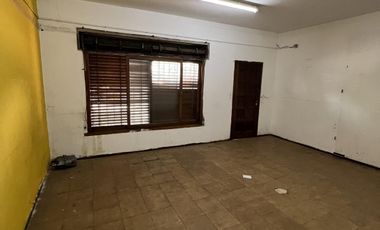 CASA EN VENTA 4 AMBIENTES Y GARAGE SAN CRISTOBAL OPORTUNIDAD