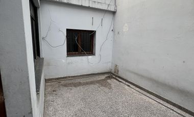 CASA EN VENTA 4 AMBIENTES Y GARAGE SAN CRISTOBAL OPORTUNIDAD