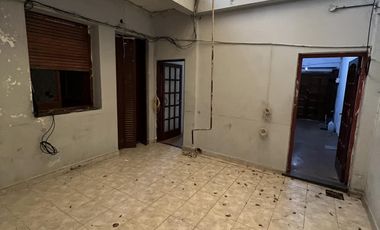 CASA EN VENTA 4 AMBIENTES Y GARAGE SAN CRISTOBAL OPORTUNIDAD