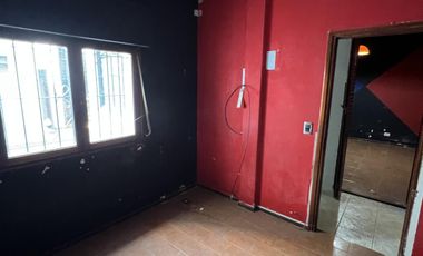 CASA EN VENTA 4 AMBIENTES Y GARAGE SAN CRISTOBAL OPORTUNIDAD