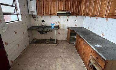 CASA EN VENTA 4 AMBIENTES Y GARAGE SAN CRISTOBAL OPORTUNIDAD
