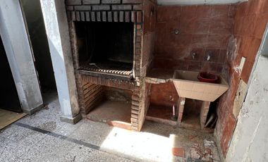 CASA EN VENTA 4 AMBIENTES Y GARAGE SAN CRISTOBAL OPORTUNIDAD