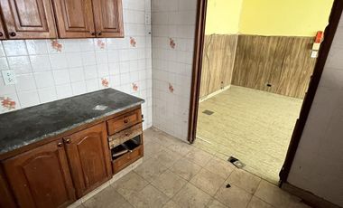 CASA EN VENTA 4 AMBIENTES Y GARAGE SAN CRISTOBAL OPORTUNIDAD