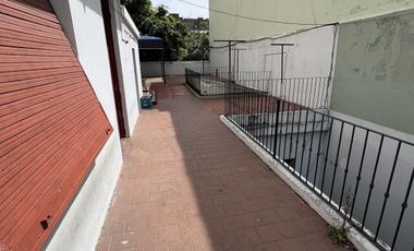 CASA EN VENTA 4 AMBIENTES Y GARAGE SAN CRISTOBAL OPORTUNIDAD