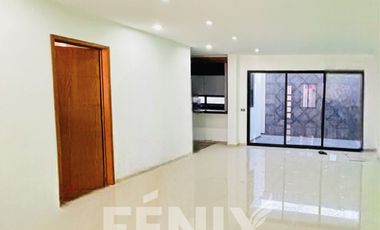 Amplia casa en venta en Fracc. Santa María- Coatepec.