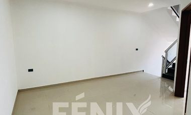 Amplia casa en venta en Fracc. Santa María- Coatepec.