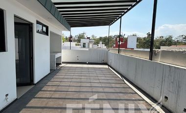Amplia casa en venta en Fracc. Santa María- Coatepec.