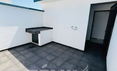 Amplia casa en venta en Fracc. Santa María- Coatepec.