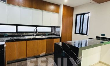 Amplia casa en venta en Fracc. Santa María- Coatepec.