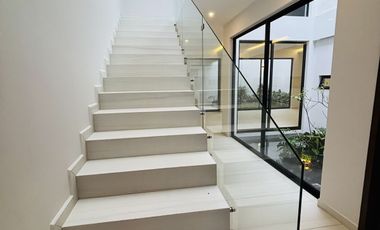 Casa en venta con diseño minimalista y puntuales acabados en Las Ánimas