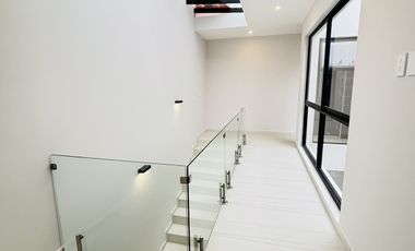 Casa en venta con diseño minimalista y puntuales acabados en Las Ánimas