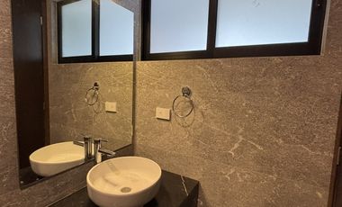 Casa en venta con diseño minimalista y puntuales acabados en Las Ánimas