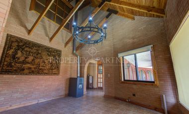 Estupenda casa estilo Chilena ubicada en excelente Condominio