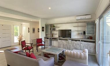 Excelente Casa en Venta - Barrio Chacras de la Cruz