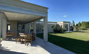 Excelente Casa en Venta - Barrio Chacras de la Cruz