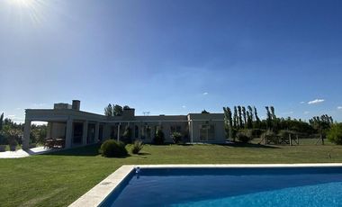 Excelente Casa en Venta - Barrio Chacras de la Cruz