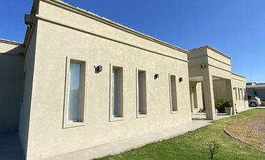 Excelente Casa en Venta - Barrio Chacras de la Cruz