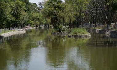 PROPIEDAD EN ESQUINA FRENTE PARQUE. INVIERTE EN RENTABILIDAD MAS PLUSVALIA INMED