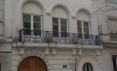 Petit Hotel de 3 plantas y  6 dormitorios en Recoleta
