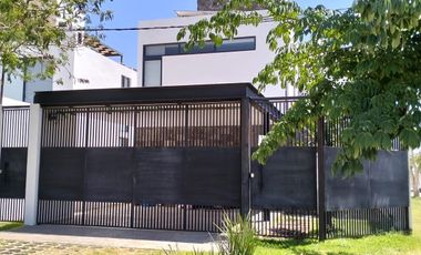 Casa en  Venta, con Paneles solares, de 3 hab. Temozón Norte.