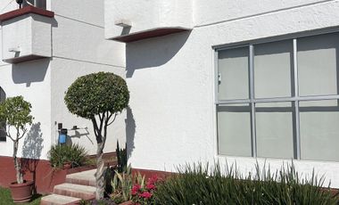 VENTA CASA CON PATIO EN AHUEHUETES