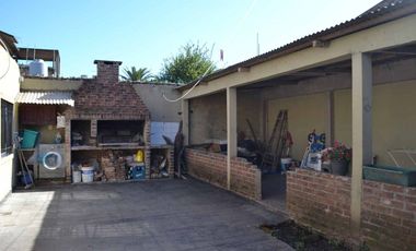 CASA EN VENTA - LLAVALLOL - C/QUINCHO Y PARRILLA