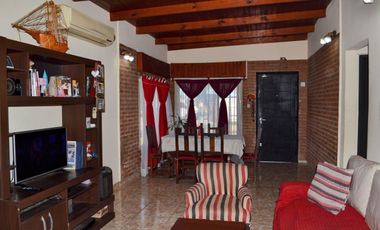 CASA EN VENTA - LLAVALLOL - C/QUINCHO Y PARRILLA