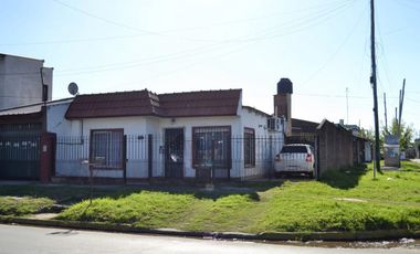 CASA EN VENTA - LLAVALLOL - C/QUINCHO Y PARRILLA