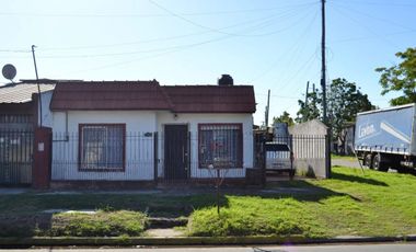 CASA EN VENTA - LLAVALLOL - C/QUINCHO Y PARRILLA