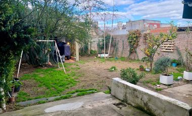 CASA 2 DORMITORIOS C/ PARQUE Y COCHERA EN BERISSO