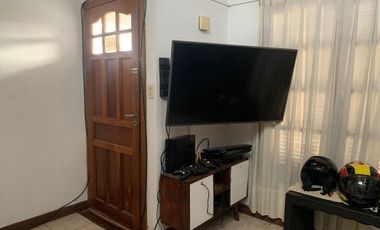 CASA 2 DORMITORIOS C/ PARQUE Y COCHERA EN BERISSO