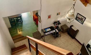 CASA 2 DORMITORIOS C/ PARQUE Y COCHERA EN BERISSO