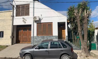 CASA 2 DORMITORIOS C/ PARQUE Y COCHERA EN BERISSO