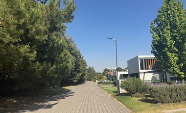 Casa Residencial en Venta  dentro de privada a una cuadra del Parque Bicentenario, Ave, Tecnológico, Ave, Estado de México y  zona de La Asunción.