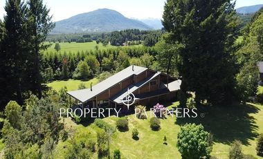 Espectacular casa en un entorno soñado.-