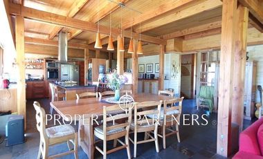 Espectacular casa en un entorno soñado.-