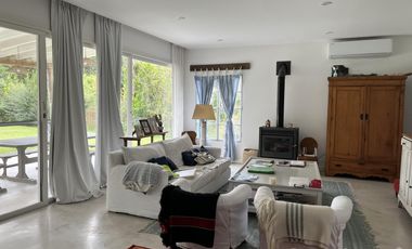Muy Linda Casa en  venta o alquiler en Barrio La Emilia