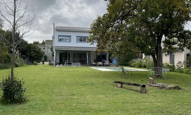 Muy Linda Casa en  venta o alquiler en Barrio La Emilia