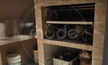 Calle Las Camelias e/ Av. 6 y 7 al 500 - Casa con tres dormitorios en Costa del Este