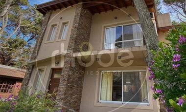 Calle Las Camelias e/ Av. 6 y 7 al 500 - Casa con tres dormitorios en Costa del Este