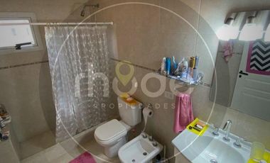 Calle Las Camelias e/ Av. 6 y 7 al 500 - Casa con tres dormitorios en Costa del Este