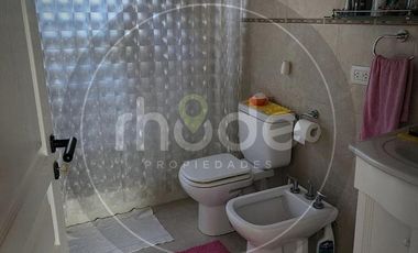 Calle Las Camelias e/ Av. 6 y 7 al 500 - Casa con tres dormitorios en Costa del Este