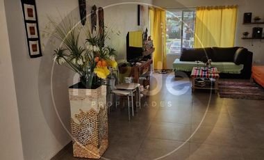 Calle Las Camelias e/ Av. 6 y 7 al 500 - Casa con tres dormitorios en Costa del Este