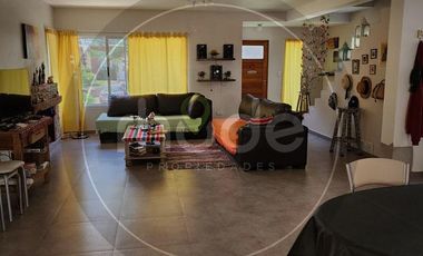 Calle Las Camelias e/ Av. 6 y 7 al 500 - Casa con tres dormitorios en Costa del Este