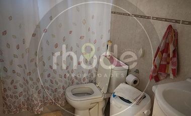 Calle Las Camelias e/ Av. 6 y 7 al 500 - Casa con tres dormitorios en Costa del Este