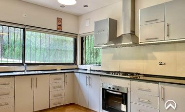 Alquiler. Casa en Country Club Chumamaya, Villa de Merlo.