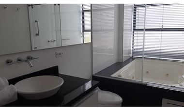 Apartamento dúplex con terrazas para arriendo en Santa Bárbara Alta