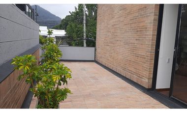 Apartamento dúplex con terrazas para arriendo en Santa Bárbara Alta