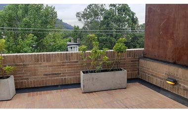 Apartamento dúplex con terrazas para arriendo en Santa Bárbara Alta